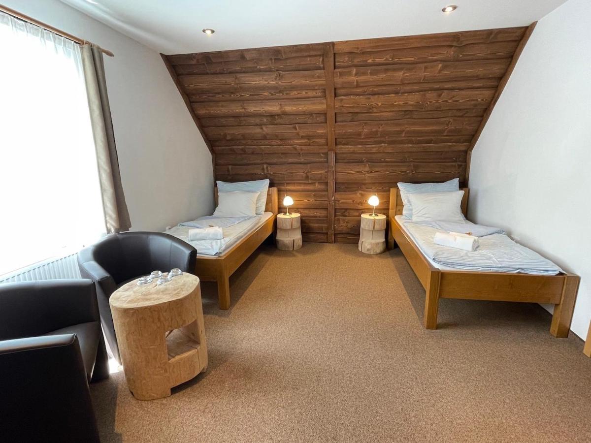 Hotel Kristian Kubova Hut Bagian luar foto