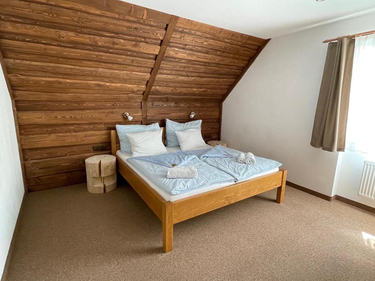 Hotel Kristian Kubova Hut Bagian luar foto