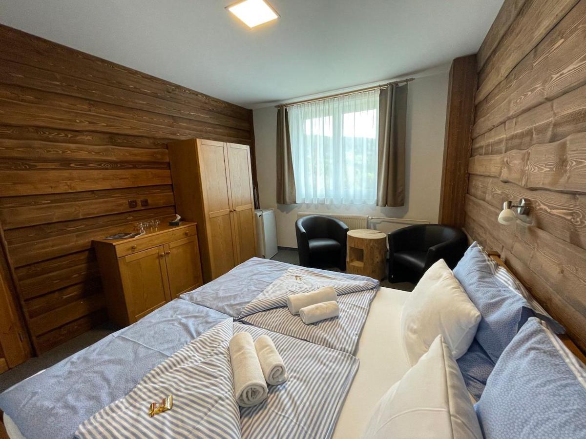 Hotel Kristian Kubova Hut Bagian luar foto