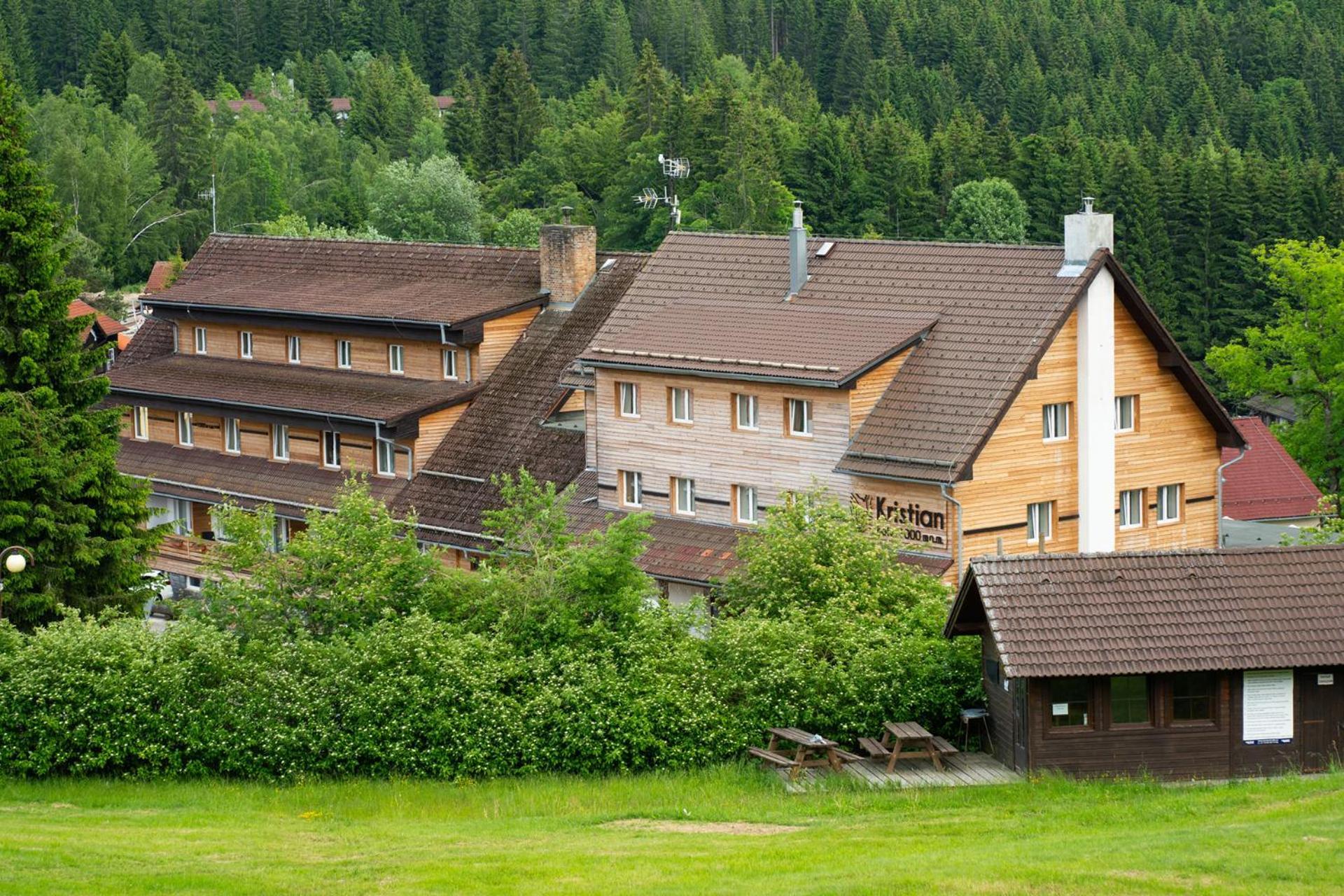 Hotel Kristian Kubova Hut Bagian luar foto