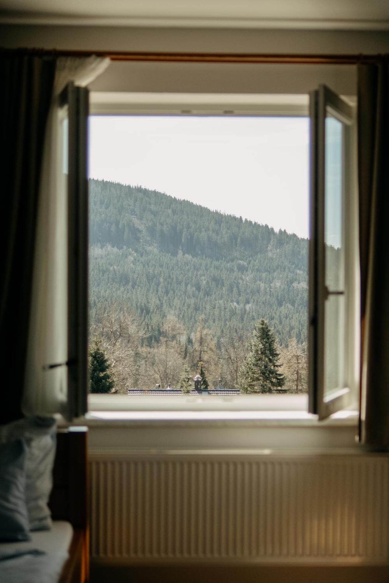 Hotel Kristian Kubova Hut Bagian luar foto