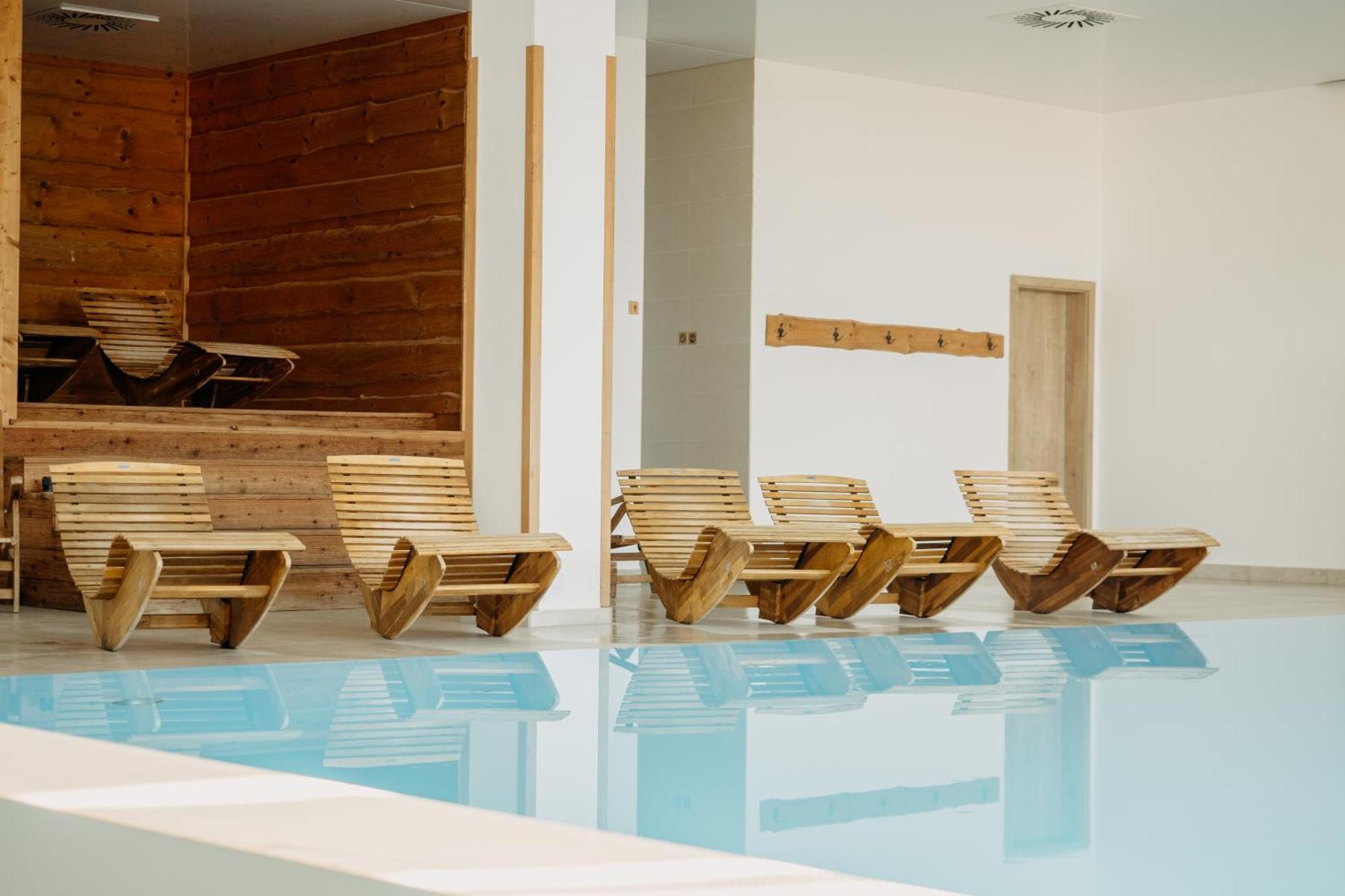 Hotel Kristian Kubova Hut Bagian luar foto