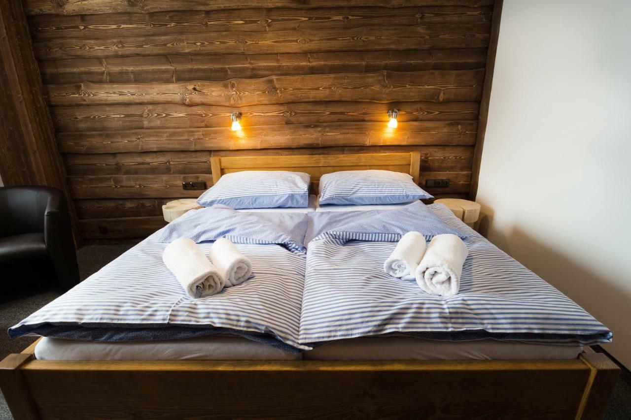 Hotel Kristian Kubova Hut Bagian luar foto